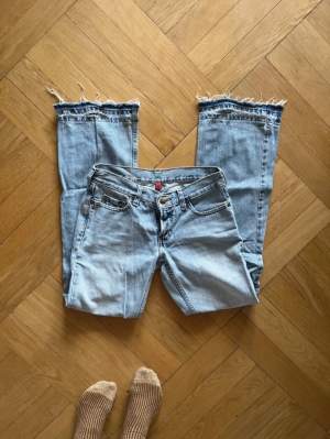 Lowwaist jeans, slitna nertill då dem är använda och uppsprättade!