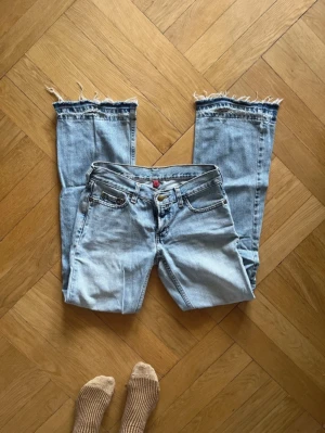 Jeans - Lowwaist jeans, slitna nertill då dem är använda och uppsprättade!