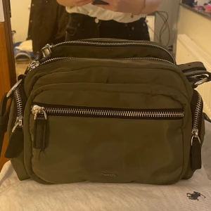 Väska - Säljer den på grund av att den passar inte mig. Köptes i New York.