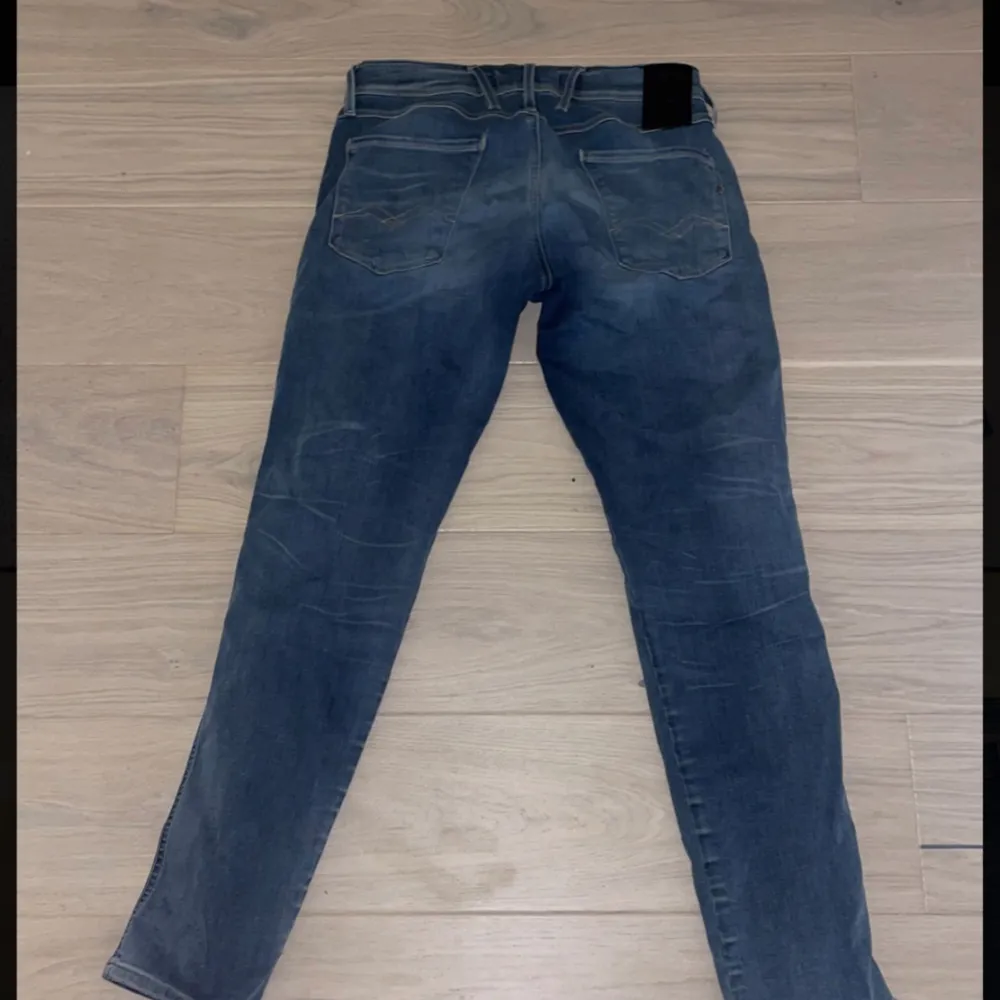 Hej säljer nu mina replay anbass jeans använder dom inte längre skick 8/10  Hör av er vid frågor . Jeans & Byxor.