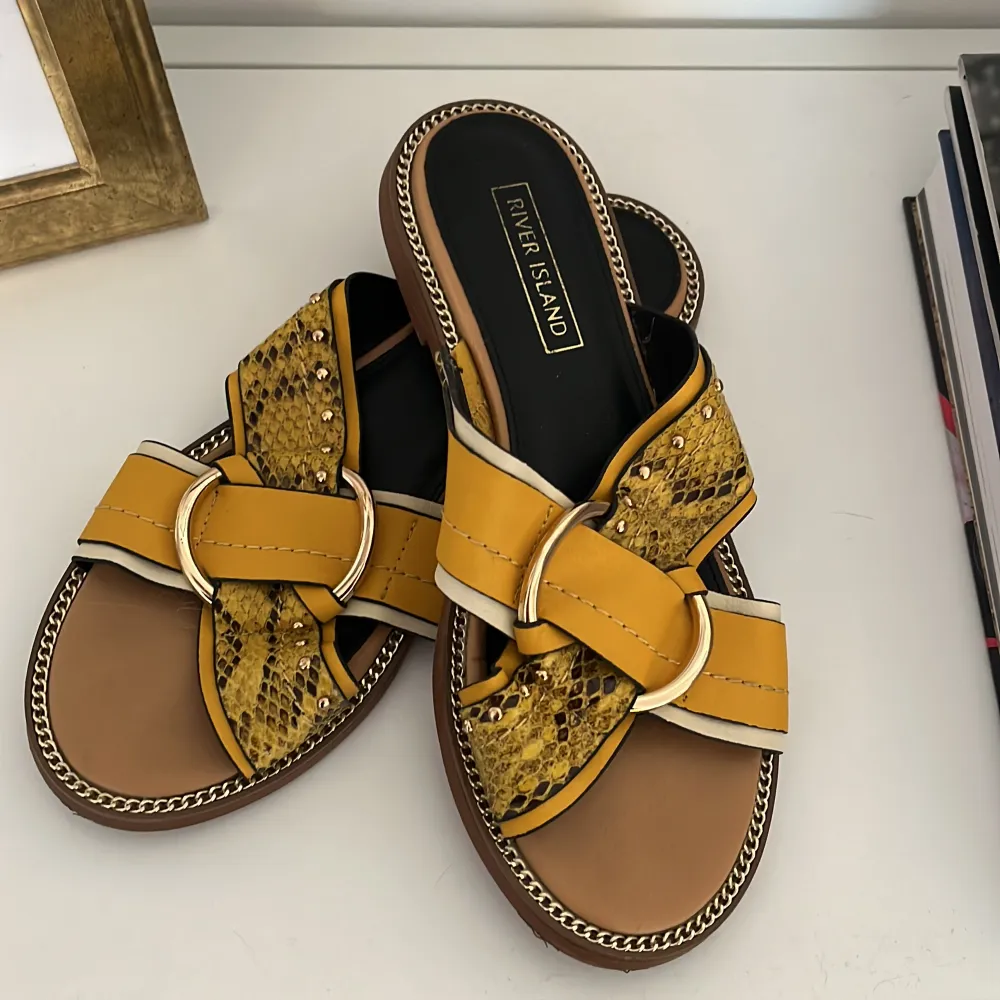 Fin sandal från River Island i storlek 5, motsvarande en liten 38 skulle jag säga. Knappt använda, se bilder! . Skor.