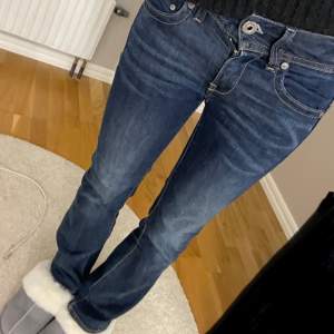 Säljer dessa snygga low waist bootcut jeans från g star, justerbara i midjan och nypris ungefär 1000 kr.