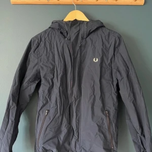 Fred Perry Jacka - Hej! Jag säljer en Fred Perry jacka. Det är en vind/regnjacka i bra skick. Perfekt för våren! Storlek M. Skriv om du har någon fråga! Pris kan diskuteras vid snabb affär! 