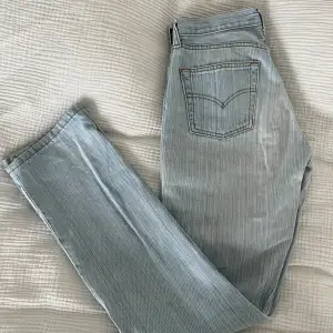Säljer mina Levi’s jeans som tyvärr inte passar mig. Köpta vintage. Jag är 177cm lång och dem är hellånga på mig. Finns tecken på användning, som att lappen är sliten, men i fint skick!! Innerbenslängd: 85cm Midjemått: 40cm