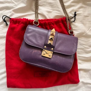Valentino Garavani glamlock bag - Säljer min lila valentino glamlock bag! Köpt på vestaire för ca 6000kr, men säljer den nu för 2500kr istället. Finns älthetsbevis och har gått igenom äkthetskontroll. Lågt pris på grund av repor vid knäppet. Så fin modell och färg! 🥰❤️