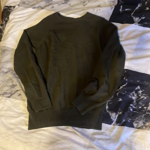 Oscar Jacobsson tröja  - Tjena! Säljer nu min riktigt feta Oscar Jacobsson tröja då den är för liten för mig, skicket på tröjan är 10/10 inga defekter eller något sånt! Nypris är runt 1500! Om ni har några mer frågor eller funderingar är det bara att skriva till mig. 😃