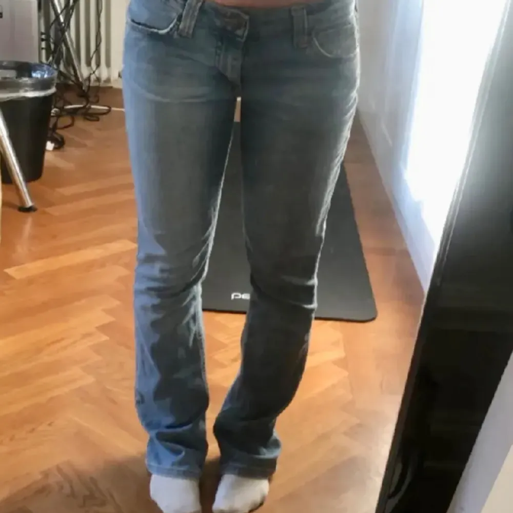 Low waist jeans från Lee 🩵 Perfekta i längden för mig som är 165 cm! Säljer då de är för stora 🩵. Jeans & Byxor.