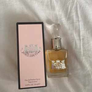 Juicy couture Eau de Parfum Spray Vaporisateur - Helt oanvänd parfym på 30 ml från Juicy Couture💗