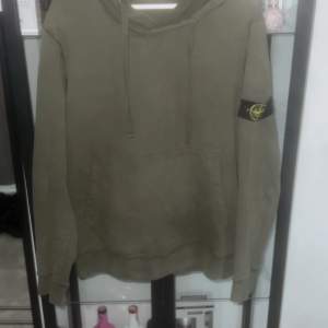 Tja säljer nu min feta stone island Hoodie då jag börjar tröttna. Varan är i bra skick och inga defekter. Bara att skriva vid frågor osv med vänliga hälsningar.