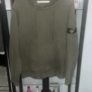 Stone island Hoodie  - Tja säljer nu min feta stone island Hoodie då jag börjar tröttna. Varan är i bra skick och inga defekter. Bara att skriva vid frågor osv med vänliga hälsningar.