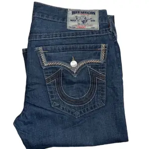 True Religion jeans straight fit. Har små hål (bild 4) W36 [Ytterbenslängd 109cm] [Innerbenslängd 79cm] [Midja 48cm] [Benöppning 24cm]