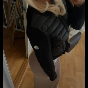 Moncler cardigan  - Säljer min fina svarta moncler cardigan, använd fåtal gånger, qr kod finns, skriv för fler bilder🩷🩷