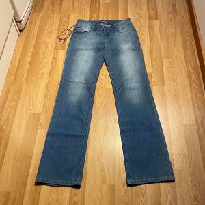 (22) Ljusblåa lågmidjade bootcut jeans helt nya med lappar kvar, midjemått rakt över: 36 cm, innerbenslängd: 84cm stretchiga 🩵