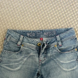Lågmidjade jeans - Lågmidjade jeans köpte vintage men är från märket esprit🙌🏽  Supersnygg ljusblå tvättning och superfina rosa detaljer🫶🏼 Säljer eftersom de tyvärr är för små för mig:( midjemått: 38 cm Innerbenslängd: 70 cm. En liten slitning vid bakre fickan, sista bild