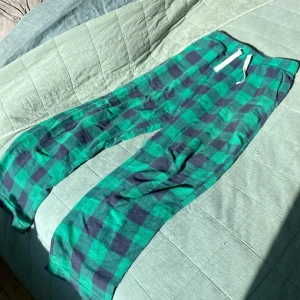 💚🖤grön/svarta pyjamas byxor💚🖤 - 💚🖤grön/svarta pyjamas byxor 💚🖤 har ett litet hål på sidan av knät, inget man tänker på dock!