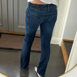 Lågmidjade mörkblå jeans från Lee som jag har sytt till bootcut. Kan inte hitta storlek men skulle säga 36, de är försmå för mig som oftast har M i jeans. Tvärs över midjan är det 38 cm och inte så mycket stretch, och innerbenslängden är 77 cm.