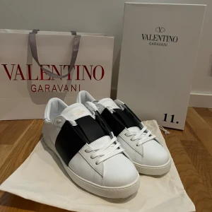 Valentino opens  - Skick 10/10 Nyinköpta passade ej  Stl 46 Kom med bud Dustbag påse osv följer med 