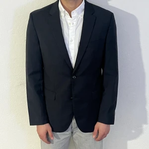 Hugo boss kavaj - Hugo Boss kavaj, jätte fin och är felfri. Den är i storlek 50, alltså M/L. Den är i fin använd skick. Modellen är 180 cm och väger 73 kg