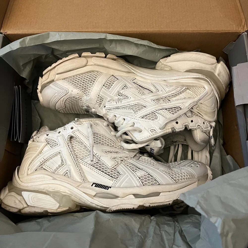 Balenciaga Runners in the white colorway, Condition 10/10 supposte to looked used.. Skor.