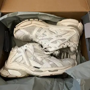Balenciaga Runners in the white colorway, Condition 10/10 supposte to looked used.