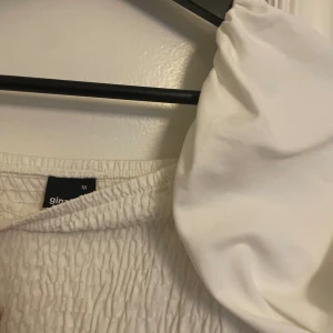 Vit kort klänning - Vit kort klänning från Gina Tricot💘  Uppklippt! Perfekt för korta tjejer runt 160 cm✨ Inga difekter. Fin att ha på sommaren eller varför inte på skolavslutningen?