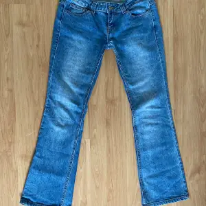 lågmidjade jeans från brandy melville (kylie jeans)  i  super bra skick, bara använt cirka 3 gånger eftersom de har blivit för små. Köptes för 40$ + frakt 7$, säljer nu för 320 kr 💙