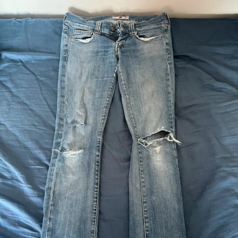 PRIS KAN DISKUTERAS!!  Säljer dessa fina och sköna straight leg jeans eftersom jag inte tycker om passformen på mig längre.  Byxorna är använda men har endast ett märkvärdigt slitage som man ser på bild 4‼️ Midjemått: 37cm Innerbenslängd: 77cm. Jeans & Byxor.