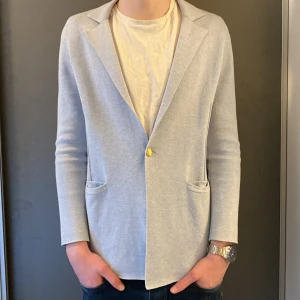 Stickad Kavaj - Säljer nu denna sköna stickade kavajen ifrån märket Lexington i ett perfekt skick! Storleken är M kan passa S med! Nypris ligger på 1299kr❌ säljer nu för endast 349kr✅ Hör av dig vid minsta lilla fundering!! 😊😊