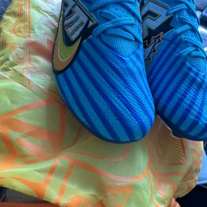 Mercurial VAPOR Mbappe  - Mercurial vapor XV ACC zoom nya i kartong + påse  enligt bilderna. Felfria oprövade i storlek 41 26cm uk7 US8