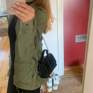 Grön jacka - Säljer denna jättesnygga gröna jackan/kappan från hm, pågrund av att den aldrig kommer till användning längre 😍 den är i väldigt bra skick och är i storlek s. 