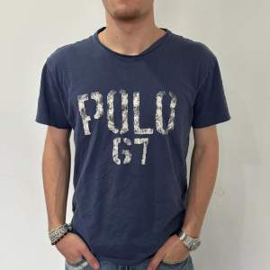 Trendig Ralph Lauren t-shirt i storlek S - Skick 8,5/10 - Nypris ligger runt 899, vårt pris 199 - Modellen är 178