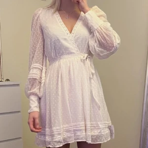 Vit klänning - Klänning som är köpt inför student, men då två olika storlekar köptes så kom denna aldrig till användning! Klänningen är från ett utgånget sortiment🤍 Pris kan diskuteras! 