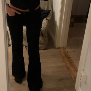 Lågmidjade svarta jeans - Ett par ursnygga svarta jeans i perfekt lowwaist!!😍 De är från Wrangler i en bootcut modell! Hör av er om ni har frågor.