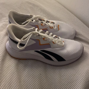 Gympaskor  - Ett par super snygga gympaskor ifrån Reebok, knappt använda skorna är alltså i perfekt skick 🌿💕