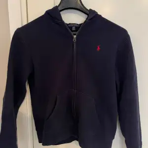 Säljer min mörkblå Ralph lauren zip hoodie eftersom den är för liten för mig😃 Den är i storleken 14/16 år men sitter som xxs/xs😄Frakten är gratis