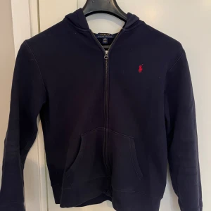 Ralph lauren zip hoodie - Säljer min mörkblå Ralph lauren zip hoodie eftersom den är för liten för mig😃 Den är i storleken 14/16 år men sitter som xxs/xs😄