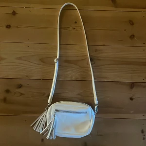 Äkta läder handväska  - Hej! Nu säljer jag min vita äkta läder väska köpt i London. Använd fåtal gånger. Inga defekter alls. Som helt ny.  Nypris: 1 000kr. Mitt pris: 500kr. Köparen betalar frakten. 