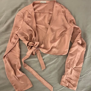 Så fin topp - Världens finaste satin/silke topp i så fin färg men som tyvärr är för liten😭❤️Passar perfekt nu till sommaren☀️