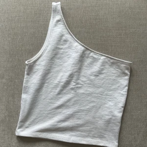 Vit One-shoulder topp - Inte mycket använd. Från ginatricot 