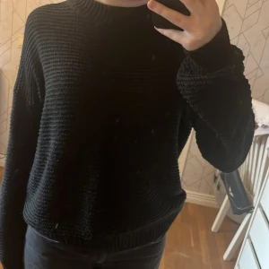 Svart tjocktröja - Stickad tjocktröja från Lager 157 i storlek S. 