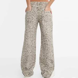Lösa leopard mönstrade jeans i storlek 36