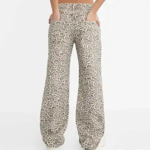 Lösa leopard mönstrade jeans i storlek 36