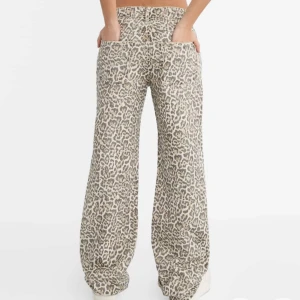 Leoprint jeans - Lösa leopard mönstrade jeans i storlek 36