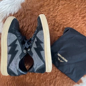 Zadig & voltaire skor  - Supersnygga zadig skor. De är en limited edition modell som jag köpte för 2-3 år sedan på zadigs hemsida. Skorna är inte så använda men skicket är som på bilderna. Storlek 36. Nypris runt 3000. Dustbag medföljer!