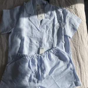 Blått linne pyjamas set - Säljet detta helt nya linne pyjamassetet från hm. Såå skönt och fint! Köpt för 400kr men säljer nu för 270kr❤️