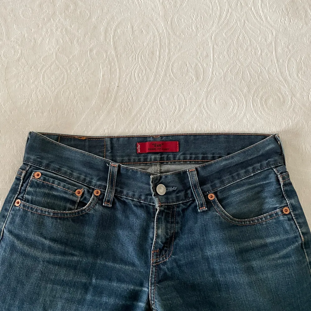 Så snygga lågmidjade jeans från Levis i modellen Eve. Väldigt fint skick! Midjemåttet är 39cm (men de är lite stretch)  W29 och L34. Jeans & Byxor.
