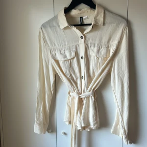 Vår jacka  - Vårjacka/kofta fungerar utmärkt nu till våren/sommaren!!  Aldrig använt🩷 Skriv för bilder på eller funderingar! 