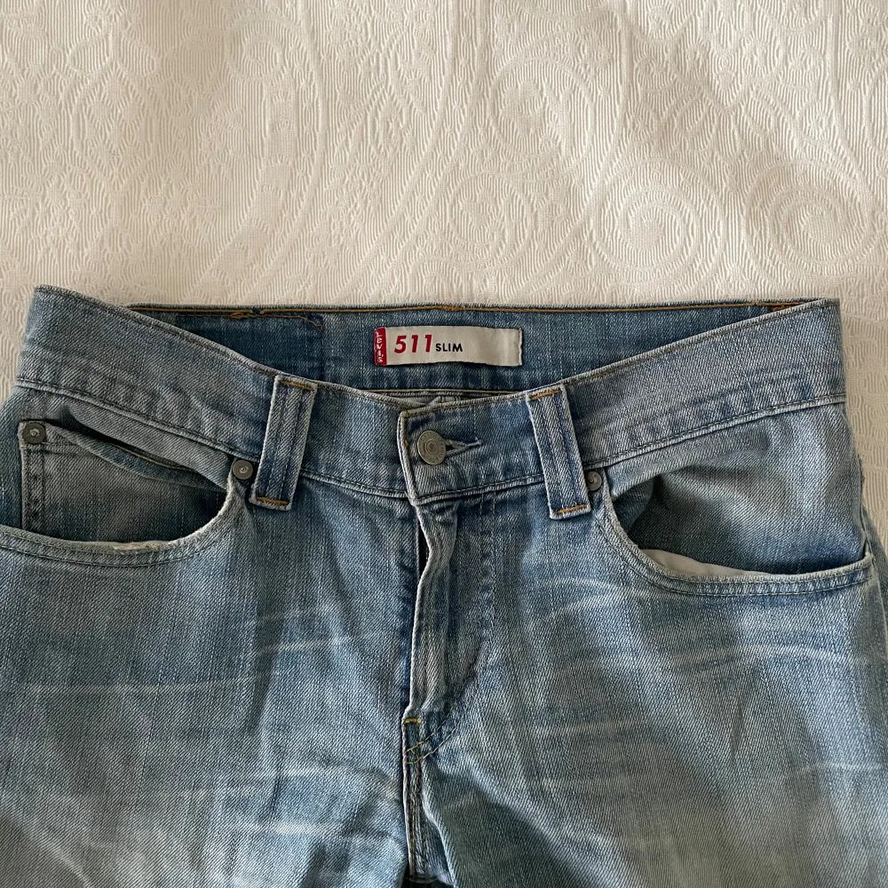 Så snygga Levis jeans i modellen 511!! Fint skick, i storlek W31 och L34 Midjemått 39-40 cm men är stretch. Pris kan diskuteras vid snabb affär. Jeans & Byxor.