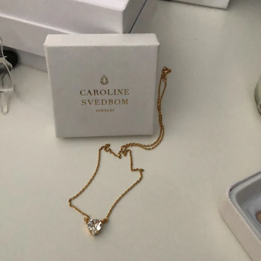 Jättefint halsband från coroline svedbom som aldrig är använt pga jag inte tyckte det passa på mig ! Nypris 595kr mitt pris 350. Asusteet.