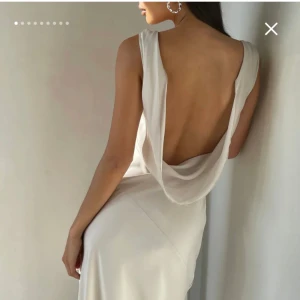 Meshki balklänning - Superfin balklänning, aldrig använd då jag köpt en annan💞 köpt för 1200kr, alla lappar o orginalförpackning finns kvar. Pris kan alltid diskuteras!!